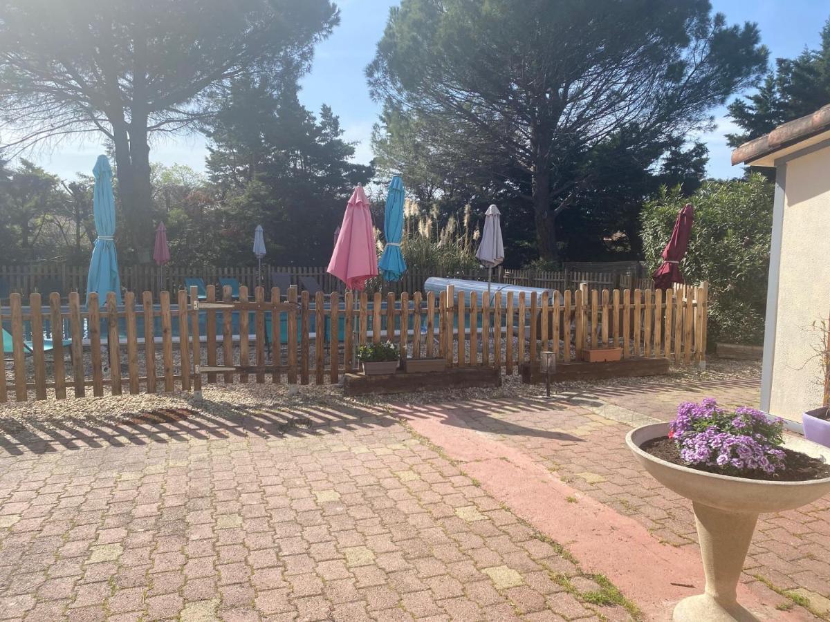 Hostellerie De La Source Арль Экстерьер фото