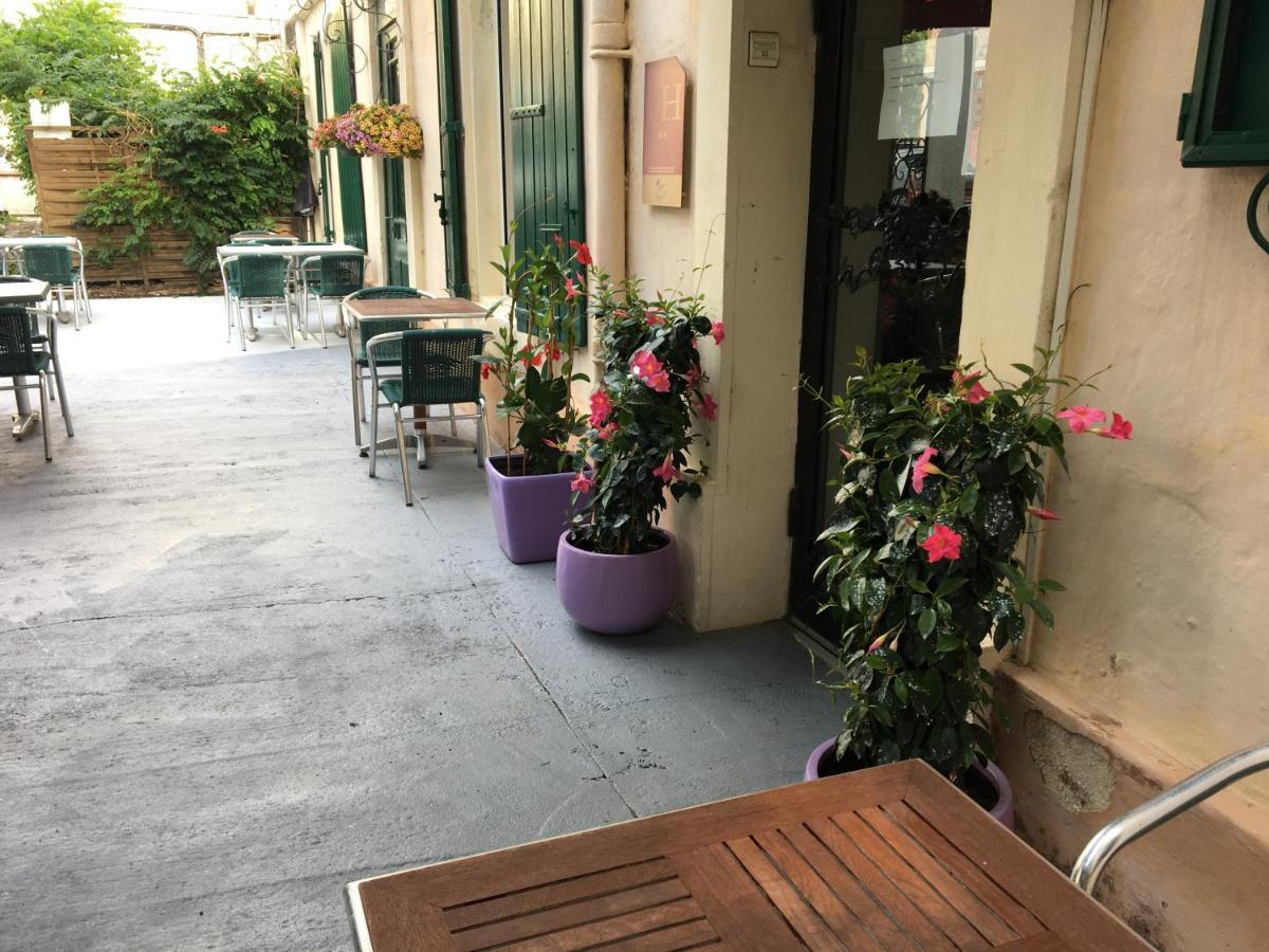 Hostellerie De La Source Арль Экстерьер фото