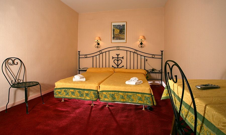 Hostellerie De La Source Арль Экстерьер фото