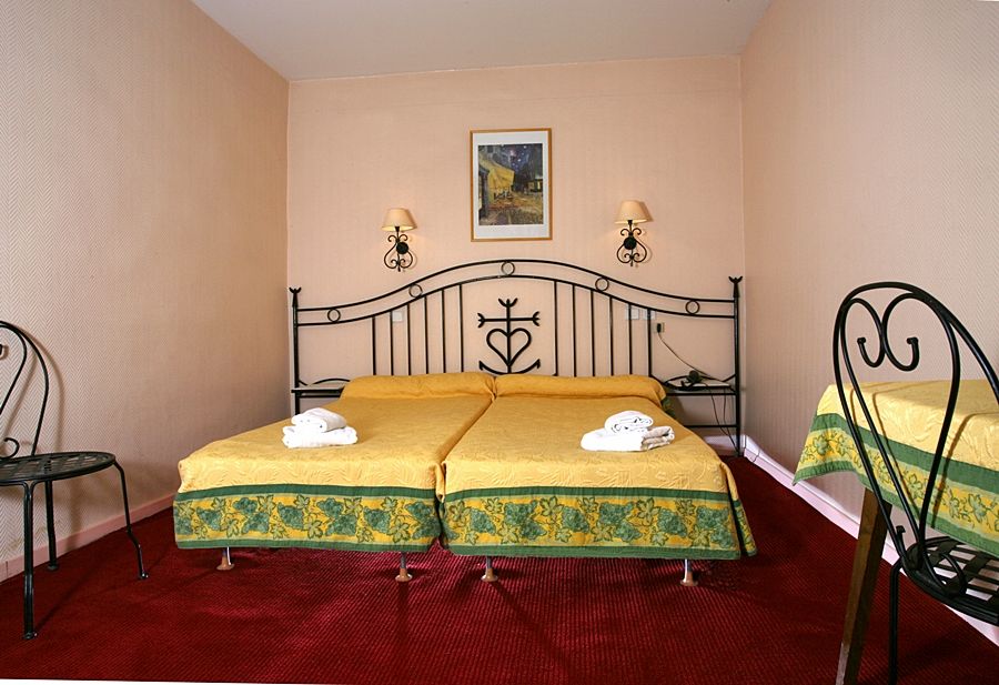 Hostellerie De La Source Арль Экстерьер фото